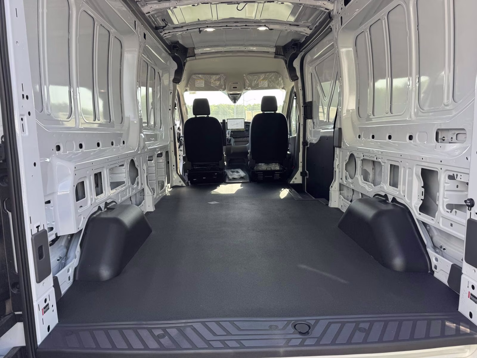 2026 Oxford White Ford Transit Cargo Van T-250 148 Med Rf 9150 GVWR RWD RWD Van