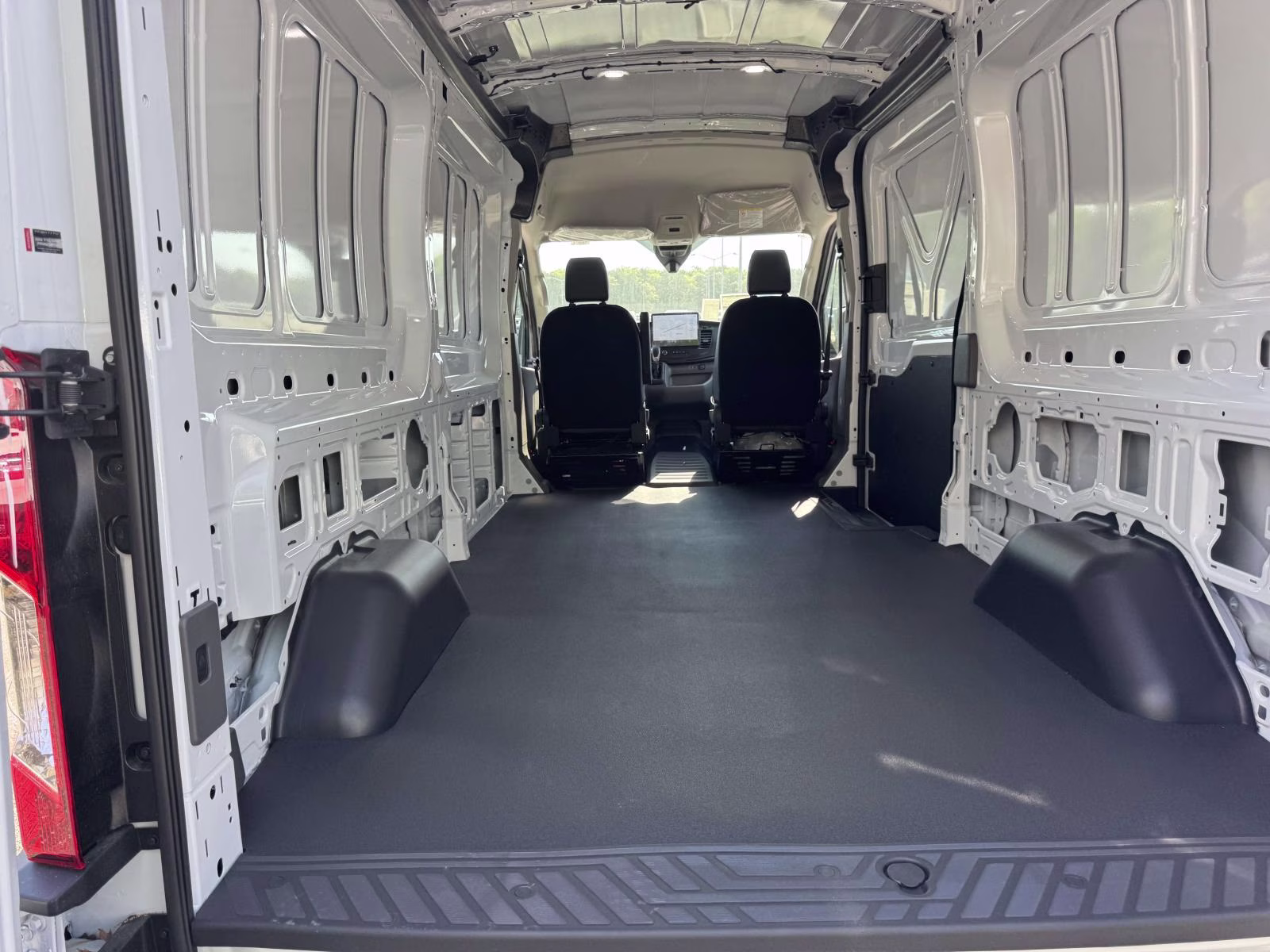 2026 Oxford White Ford Transit Cargo Van T-250 148 Med Rf 9150 GVWR RWD RWD Van