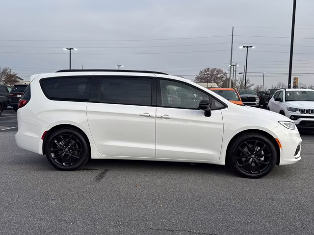 2026 Bright White Clearcoat Chrysler Pacifica Limited FWD Van