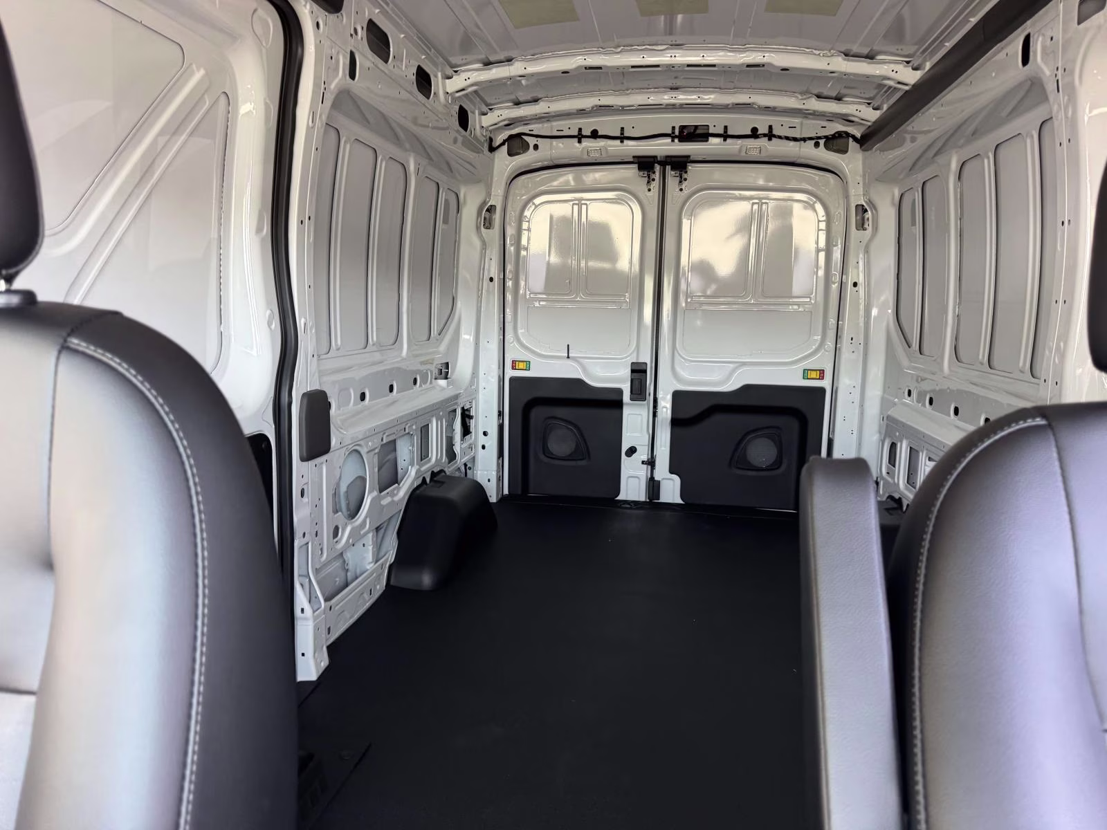 2026 Oxford White Ford Transit Cargo Van T-250 148 Med Rf 9150 GVWR RWD RWD Van