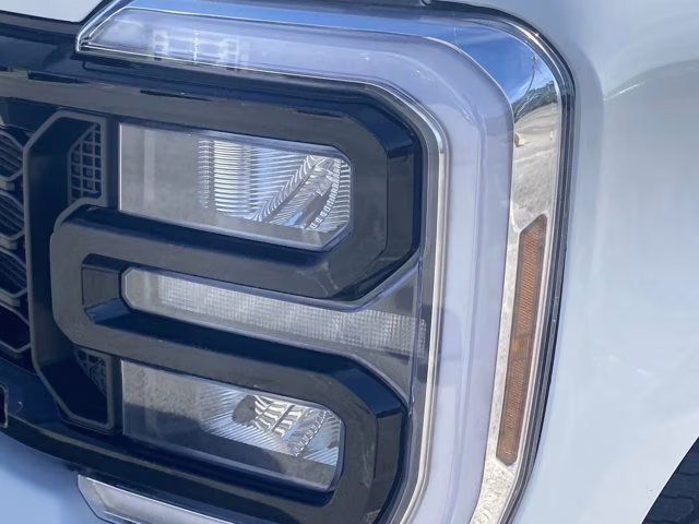 2026 Star White Metallic Tri-Coat Ford Super Duty F-250 SRW LARIAT 4X4 Truck