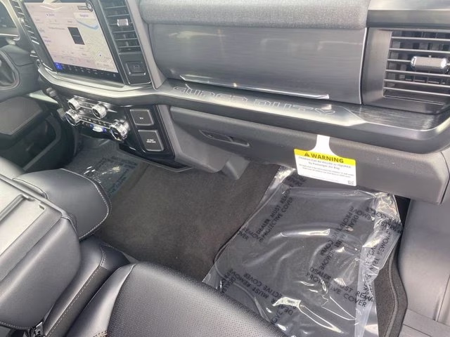 2026 Oxford White Ford Super Duty F-250 SRW LARIAT 4X4 Truck