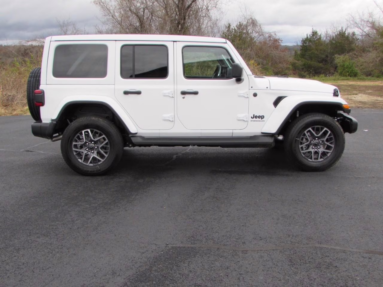 2026 Bright White Clearcoat Jeep Wrangler Sahara 4X4 SUV