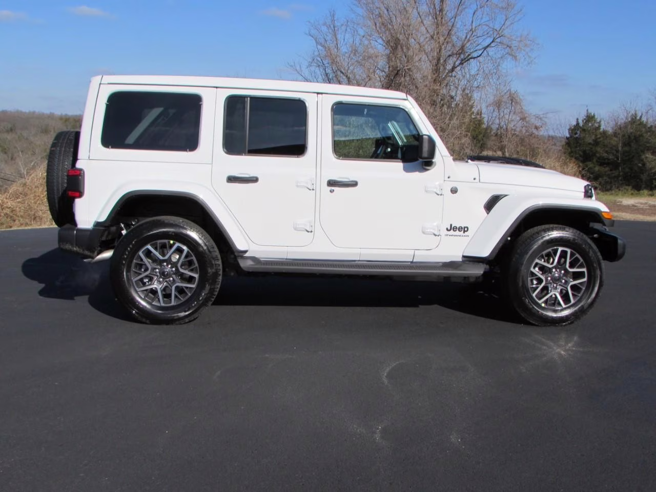 2026 Bright White Clearcoat Jeep Wrangler Sahara 4X4 SUV