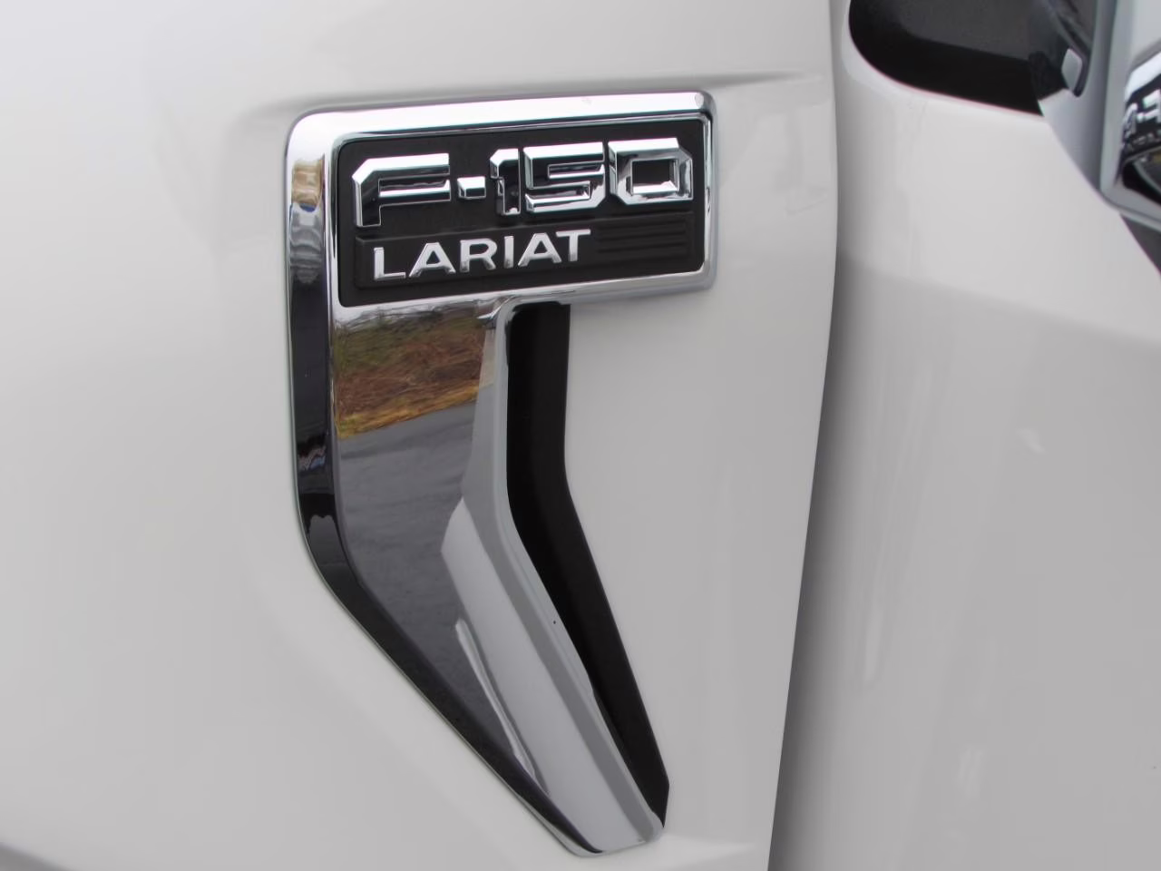 2024 Star White Metallic Tri-Coat Ford F-150 LARIAT 4X4 Truck
