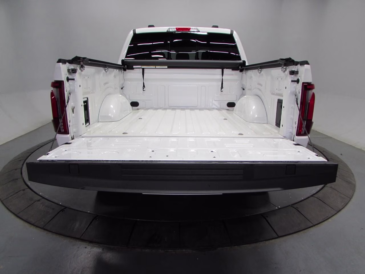 2024 Star White Metallic Tri-Coat Ford F-150 LARIAT 4X4 Truck