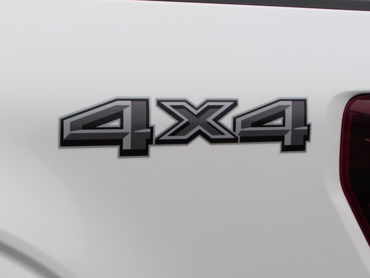 2024 Star White Metallic Tri-Coat Ford F-150 LARIAT 4X4 Truck