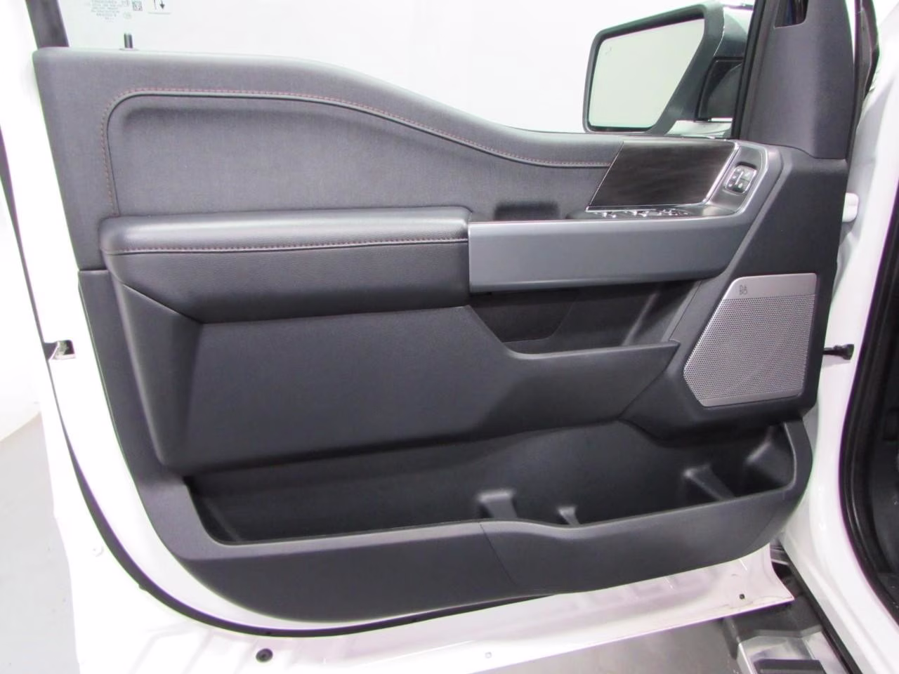 2024 Star White Metallic Tri-Coat Ford F-150 LARIAT 4X4 Truck