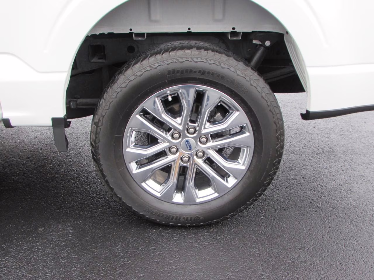 2024 Star White Metallic Tri-Coat Ford F-150 LARIAT 4X4 Truck