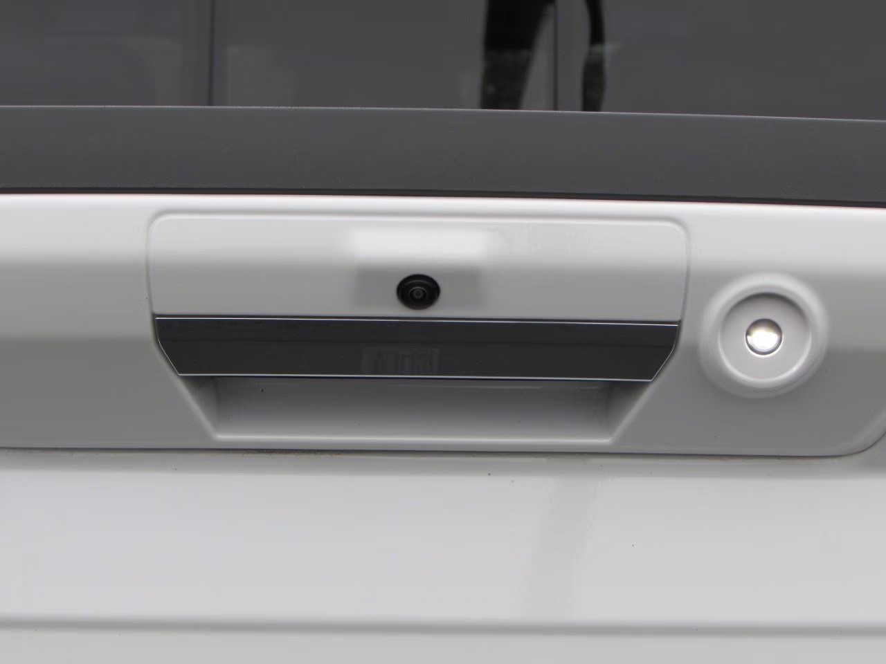 2024 Star White Metallic Tri-Coat Ford F-150 LARIAT 4X4 Truck