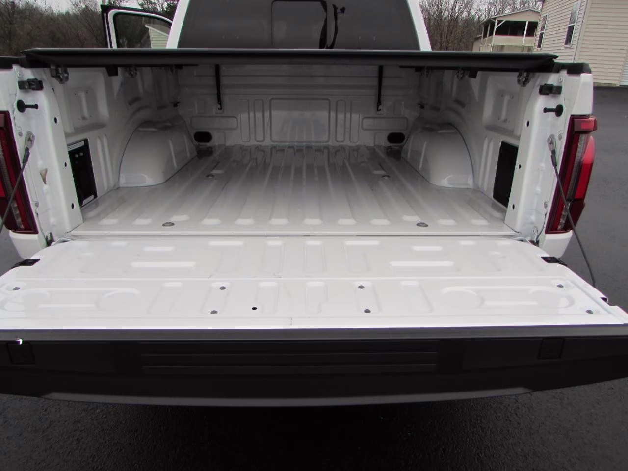 2024 Star White Metallic Tri-Coat Ford F-150 LARIAT 4X4 Truck