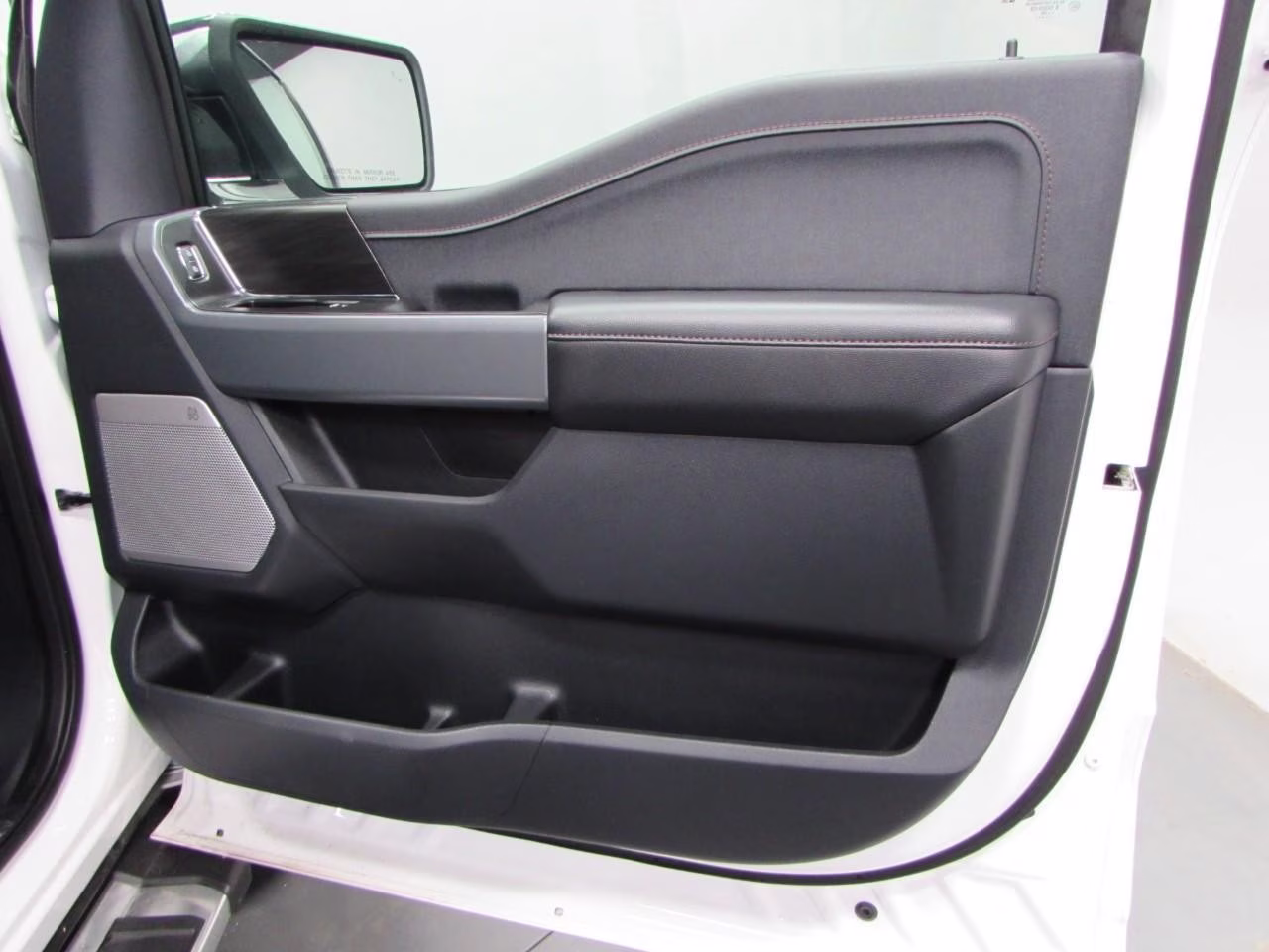 2024 Star White Metallic Tri-Coat Ford F-150 LARIAT 4X4 Truck