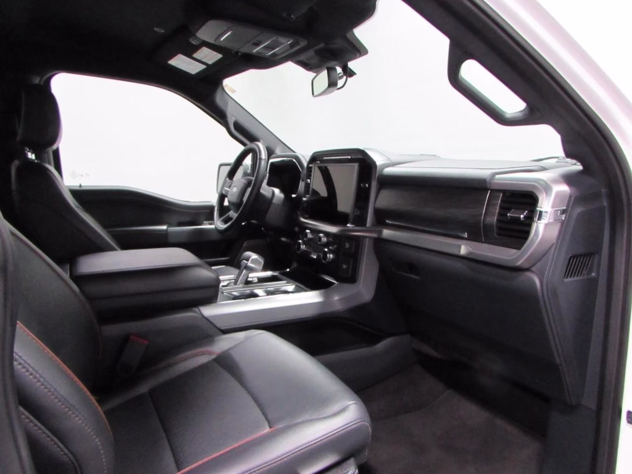 2024 Star White Metallic Tri-Coat Ford F-150 LARIAT 4X4 Truck