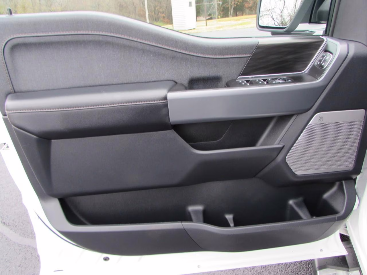 2024 Star White Metallic Tri-Coat Ford F-150 LARIAT 4X4 Truck
