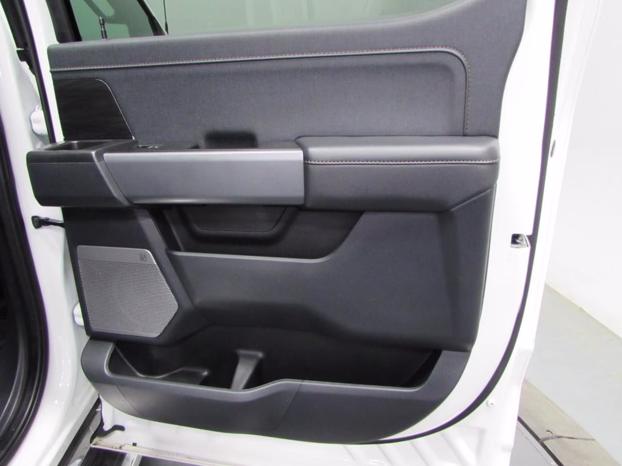 2024 Star White Metallic Tri-Coat Ford F-150 LARIAT 4X4 Truck