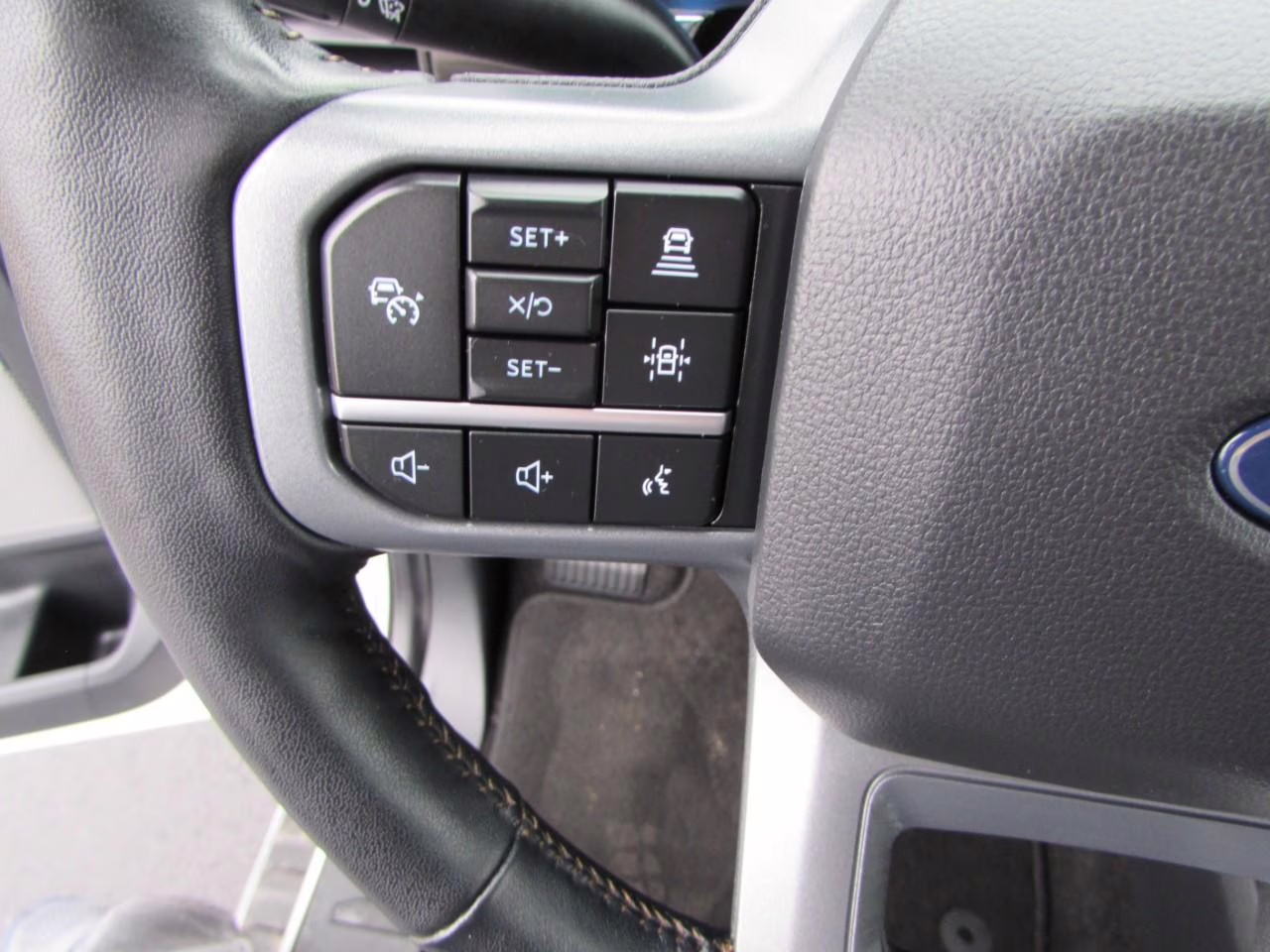 2024 Star White Metallic Tri-Coat Ford F-150 LARIAT 4X4 Truck