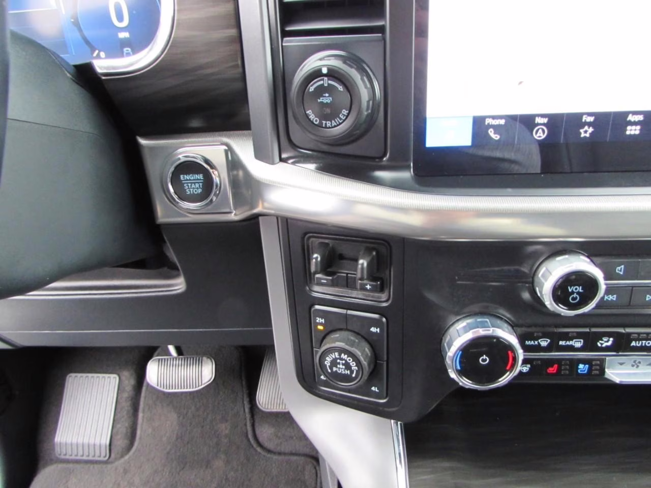 2024 Star White Metallic Tri-Coat Ford F-150 LARIAT 4X4 Truck
