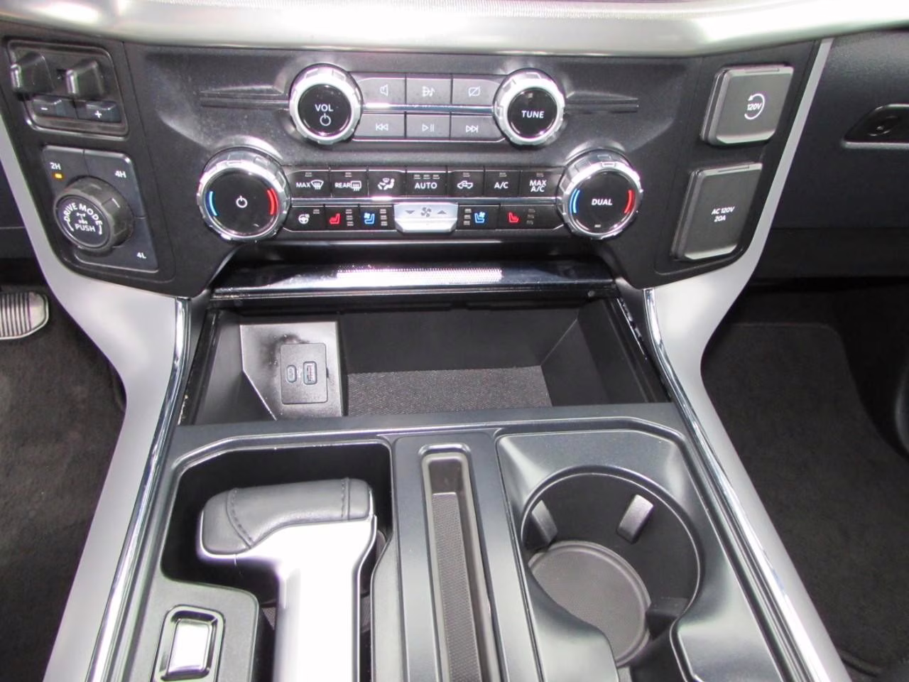 2024 Star White Metallic Tri-Coat Ford F-150 LARIAT 4X4 Truck