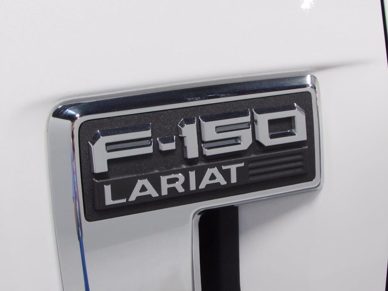 2024 Star White Metallic Tri-Coat Ford F-150 LARIAT 4X4 Truck