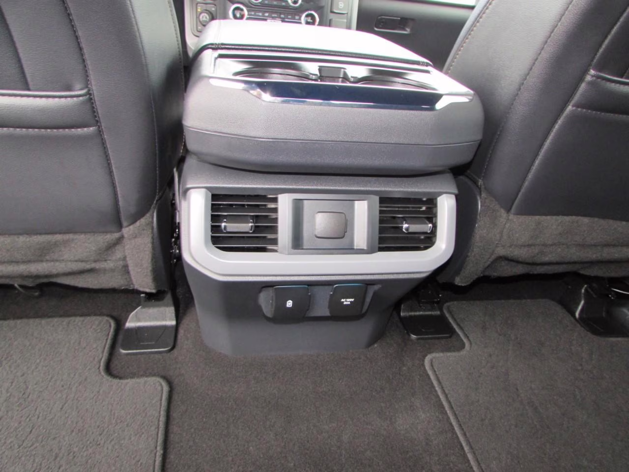 2024 Star White Metallic Tri-Coat Ford F-150 LARIAT 4X4 Truck