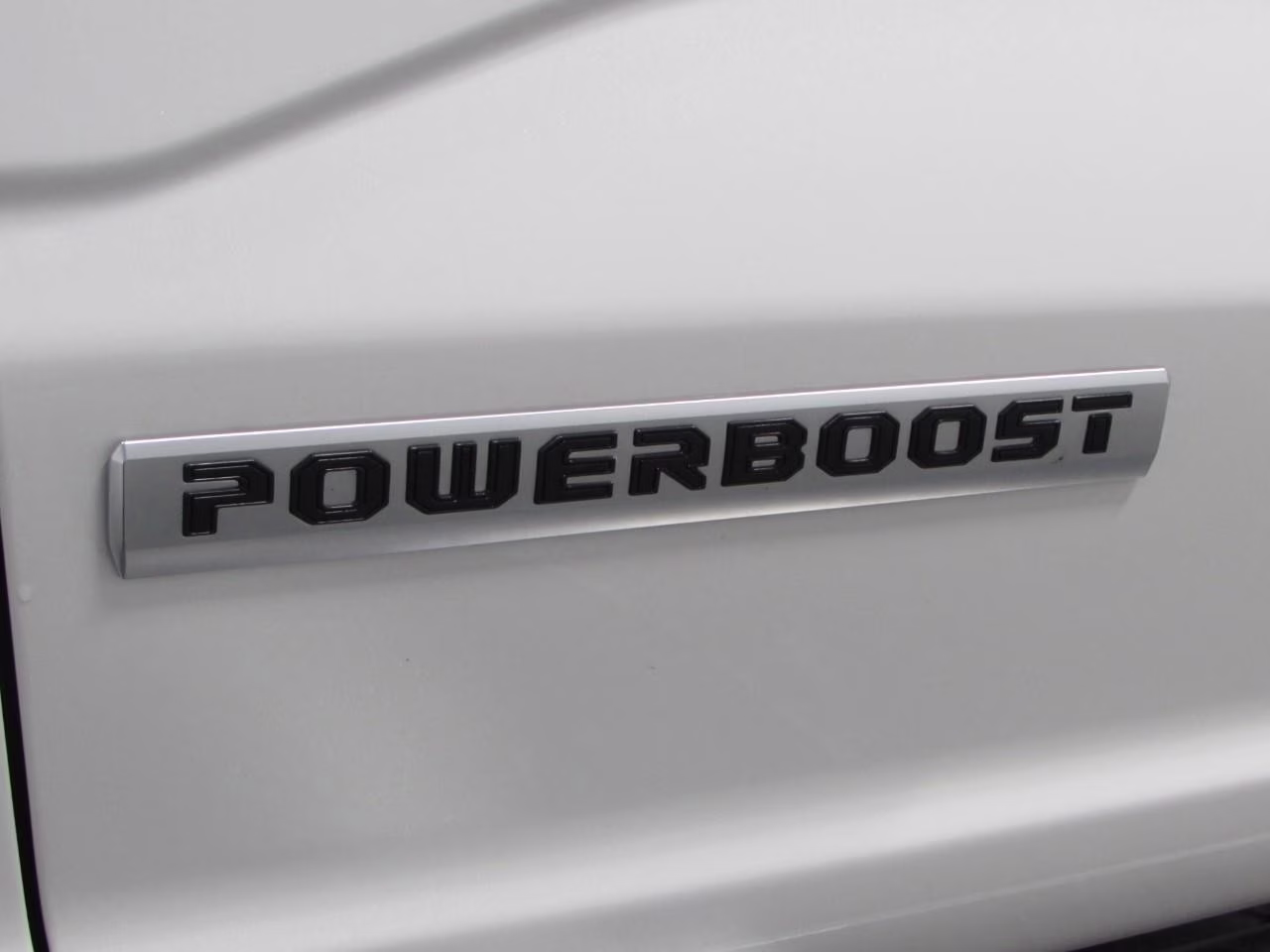 2024 Star White Metallic Tri-Coat Ford F-150 LARIAT 4X4 Truck