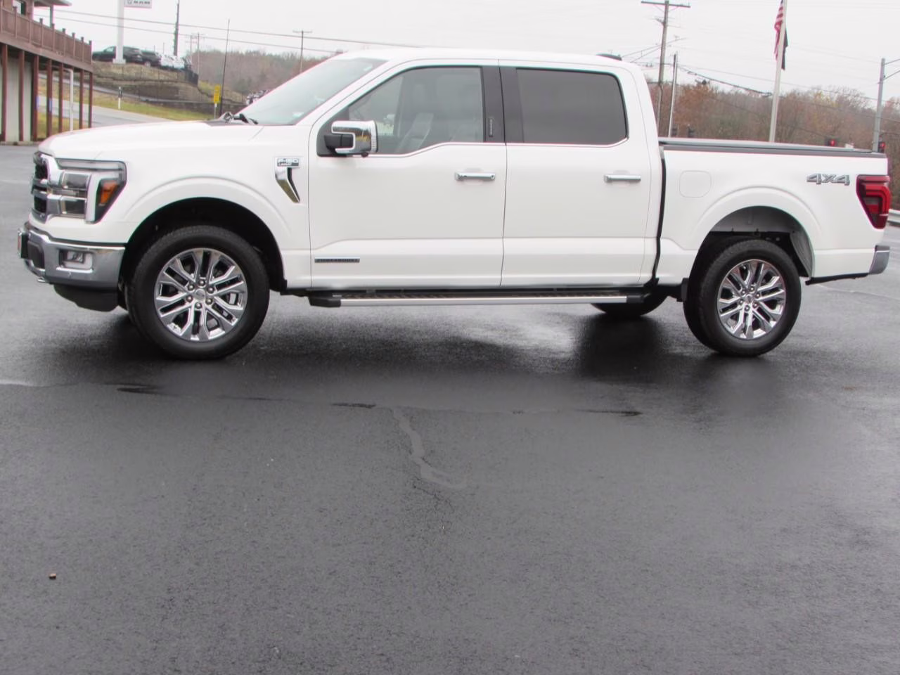 2024 Star White Metallic Tri-Coat Ford F-150 LARIAT 4X4 Truck