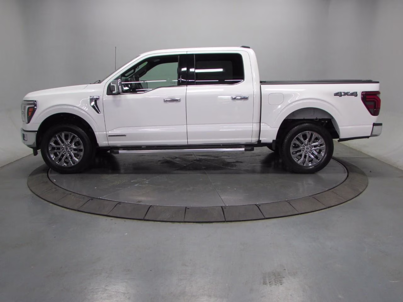 2024 Star White Metallic Tri-Coat Ford F-150 LARIAT 4X4 Truck