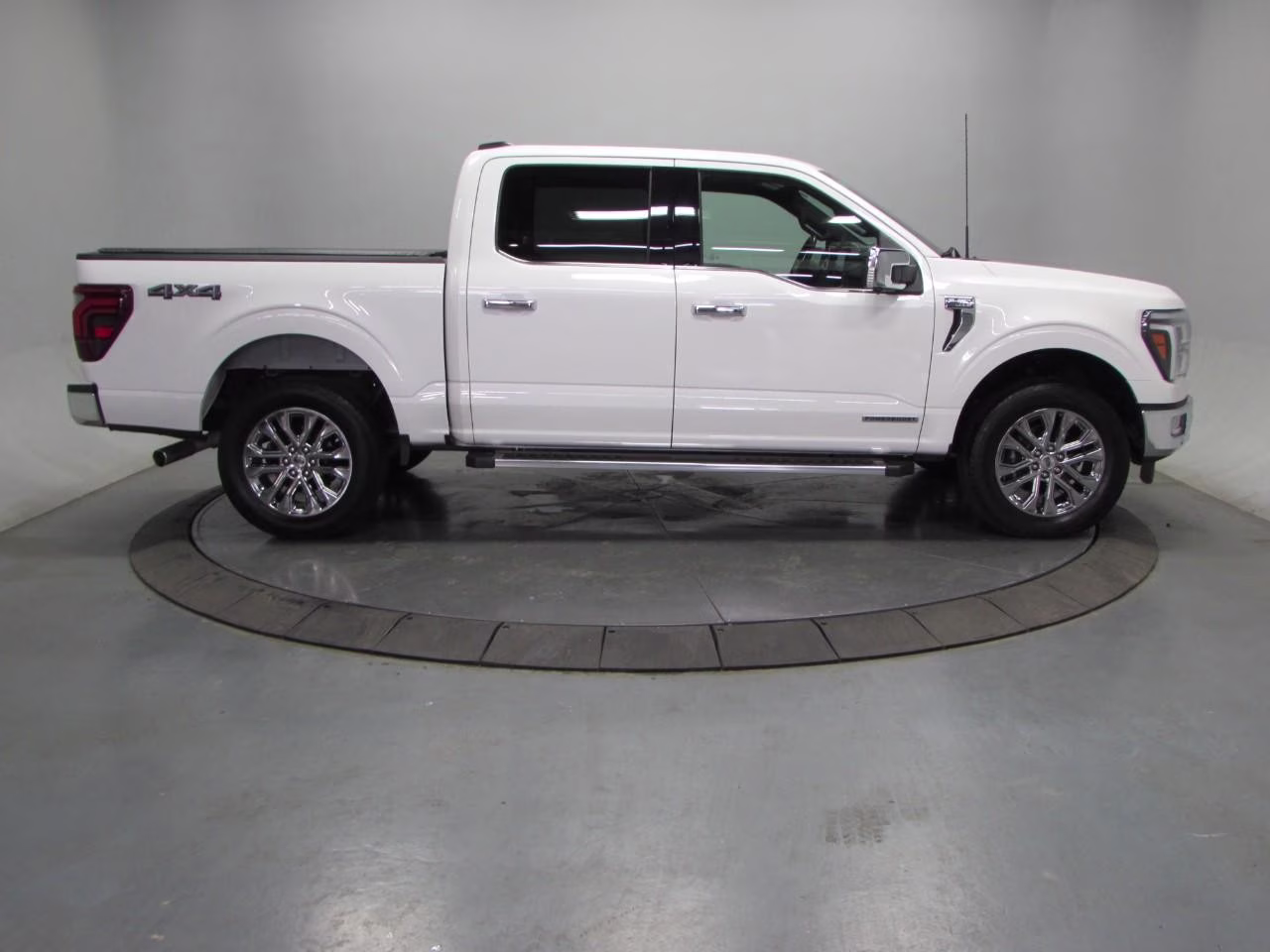 2024 Star White Metallic Tri-Coat Ford F-150 LARIAT 4X4 Truck