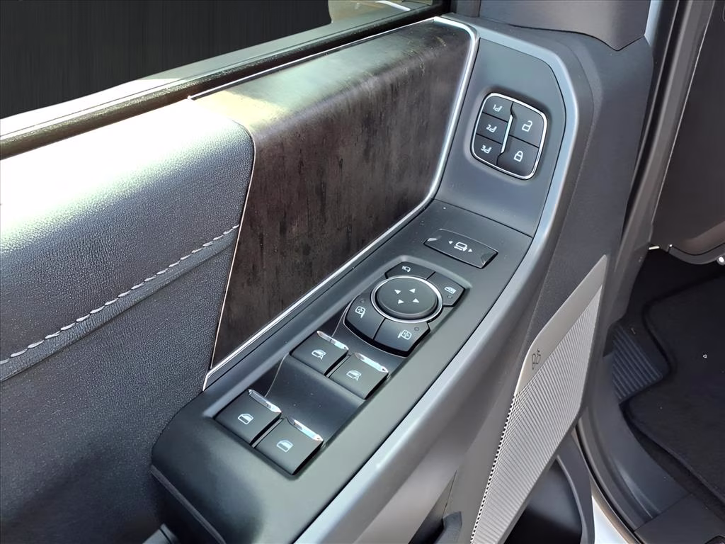 2026 Oxford White Ford Super Duty F-250 SRW LARIAT 4X4 Truck