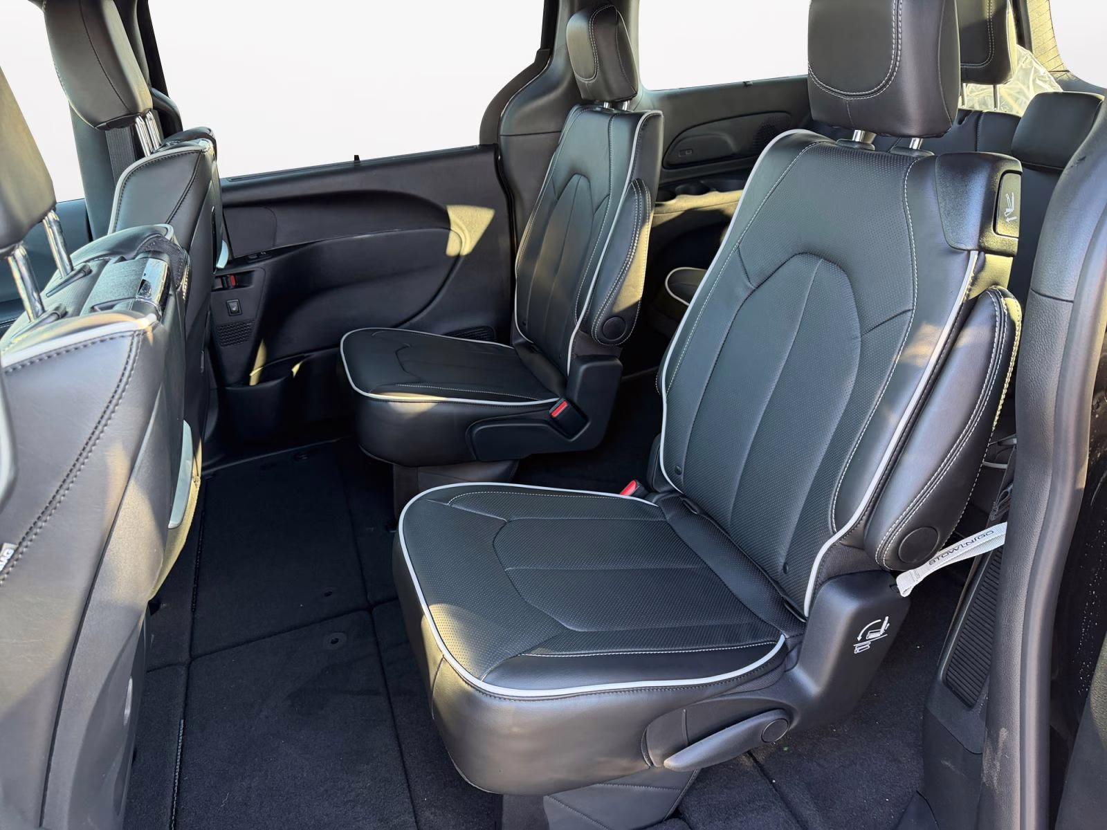 2026 Diamond Black Crystal Pearlcoat Chrysler Pacifica Limited AWD Van