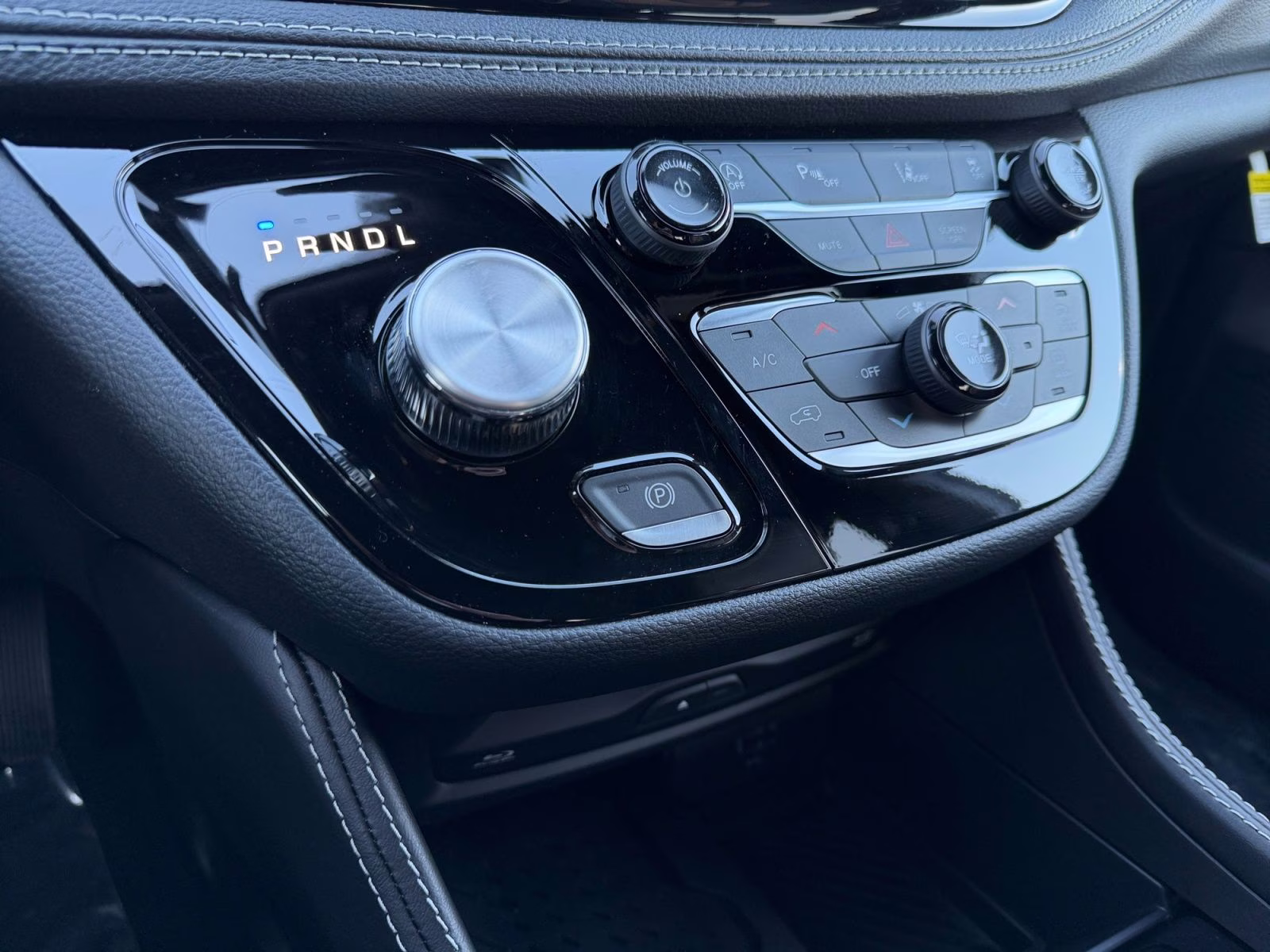 2026 Diamond Black Crystal Pearlcoat Chrysler Pacifica Limited AWD Van