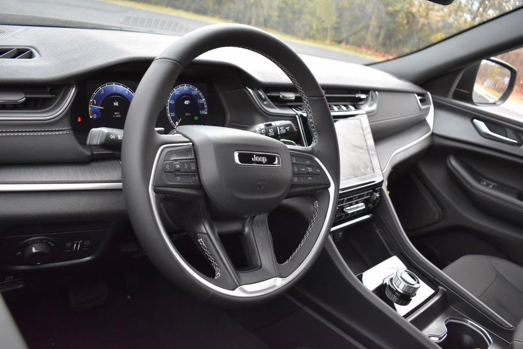 2025 Diamond Black Crystal Pearlcoat Jeep Grand Cherokee Laredo 4X4 SUV