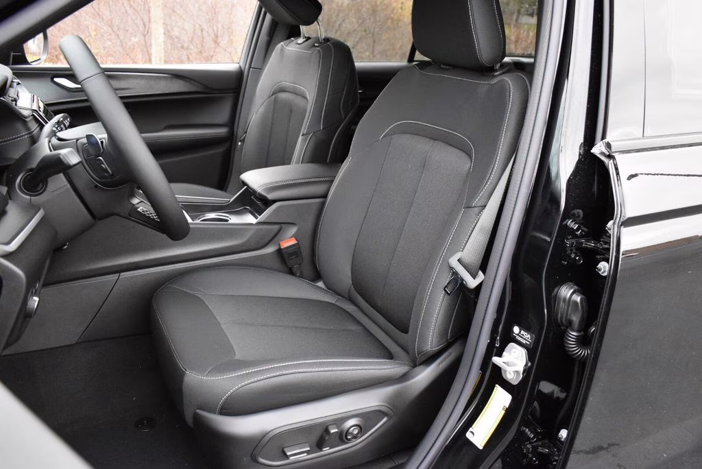 2025 Diamond Black Crystal Pearlcoat Jeep Grand Cherokee Laredo 4X4 SUV