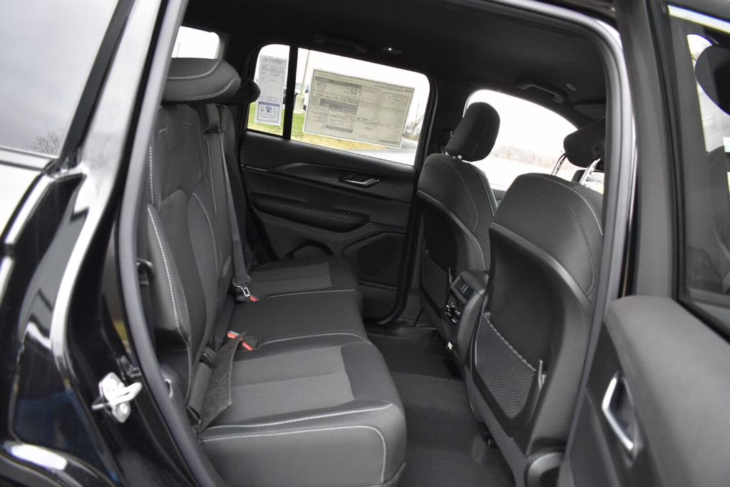 2025 Diamond Black Crystal Pearlcoat Jeep Grand Cherokee Laredo 4X4 SUV