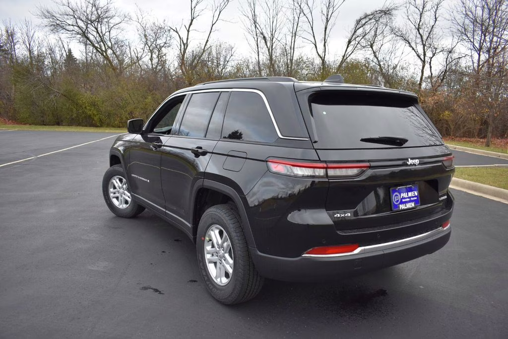 2025 Diamond Black Crystal Pearlcoat Jeep Grand Cherokee Laredo 4X4 SUV