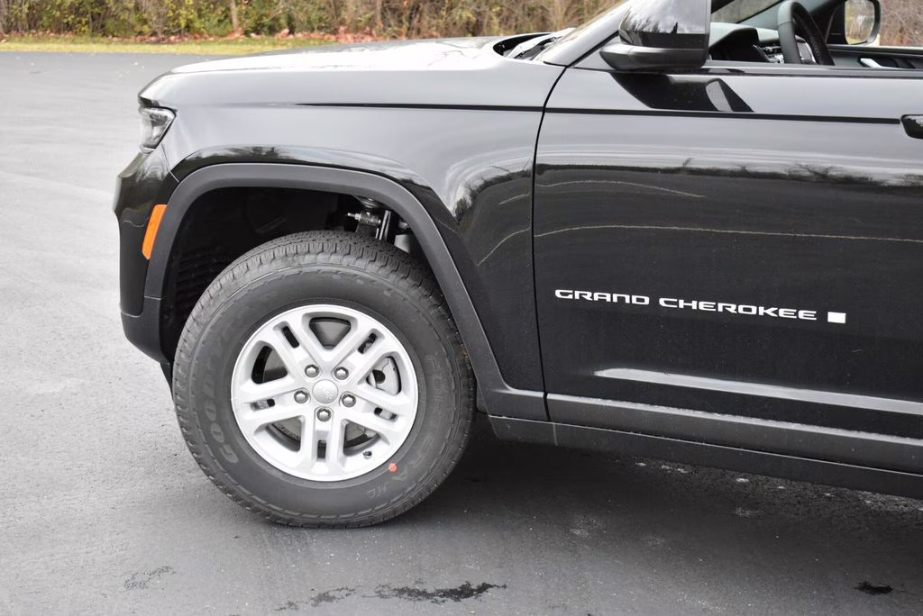 2025 Diamond Black Crystal Pearlcoat Jeep Grand Cherokee Laredo 4X4 SUV