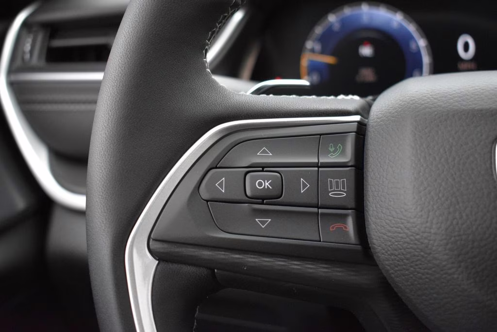 2025 Diamond Black Crystal Pearlcoat Jeep Grand Cherokee Laredo 4X4 SUV