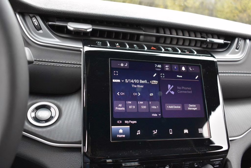 2025 Diamond Black Crystal Pearlcoat Jeep Grand Cherokee Laredo 4X4 SUV