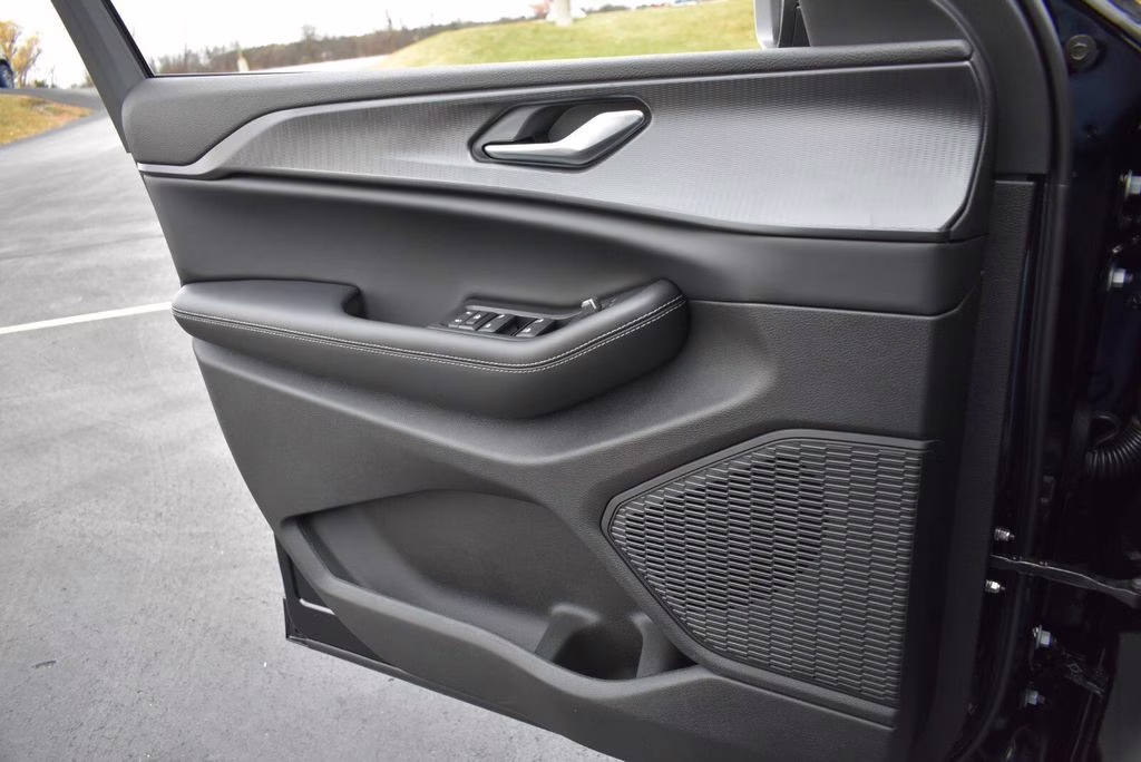 2025 Diamond Black Crystal Pearlcoat Jeep Grand Cherokee Laredo 4X4 SUV