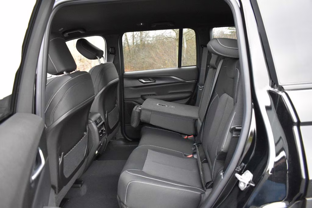 2025 Diamond Black Crystal Pearlcoat Jeep Grand Cherokee Laredo 4X4 SUV