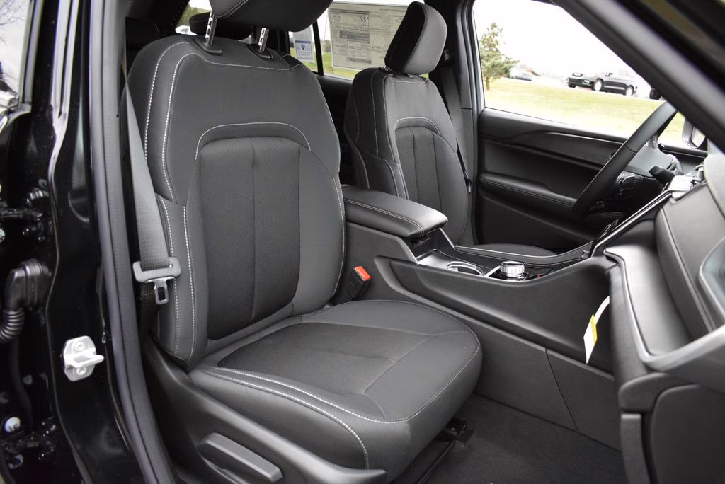 2025 Diamond Black Crystal Pearlcoat Jeep Grand Cherokee Laredo 4X4 SUV