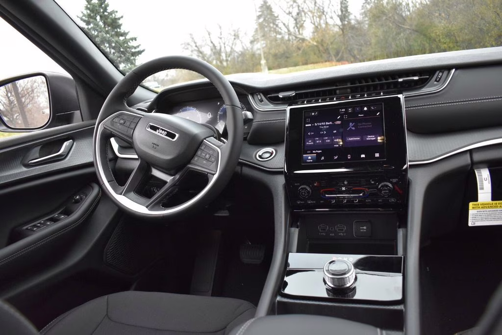 2025 Diamond Black Crystal Pearlcoat Jeep Grand Cherokee Laredo 4X4 SUV