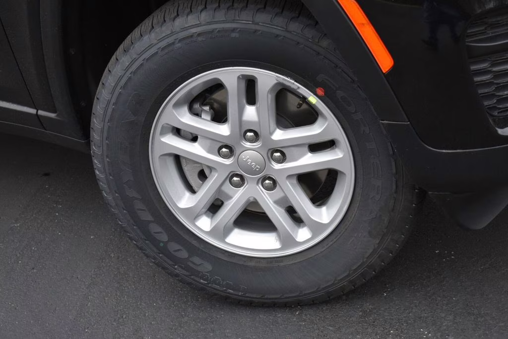 2025 Diamond Black Crystal Pearlcoat Jeep Grand Cherokee Laredo 4X4 SUV