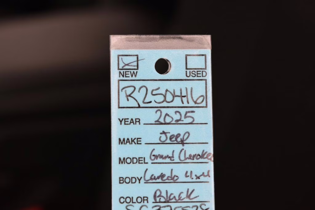 2025 Diamond Black Crystal Pearlcoat Jeep Grand Cherokee Laredo 4X4 SUV