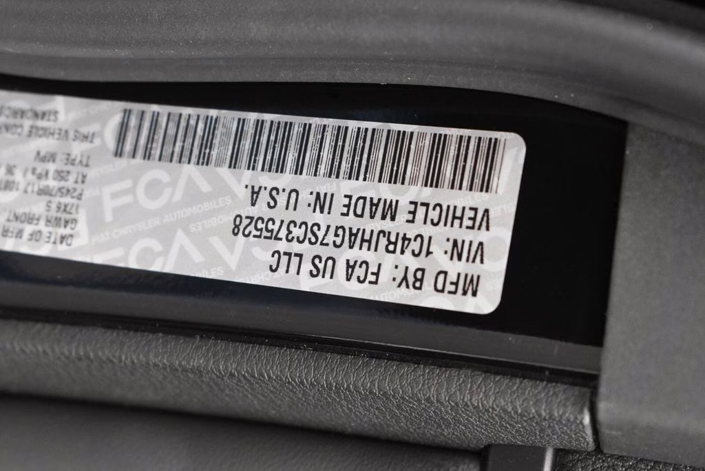 2025 Diamond Black Crystal Pearlcoat Jeep Grand Cherokee Laredo 4X4 SUV