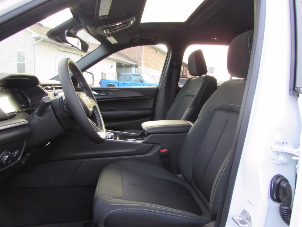 2025 Bright White Jeep Grand Cherokee 4X4 SUV