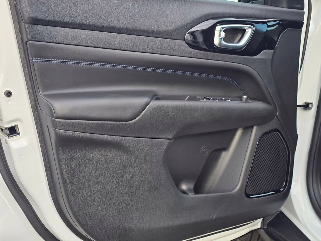 2026 Bright White Clearcoat Jeep Compass Latitude 4X4 SUV