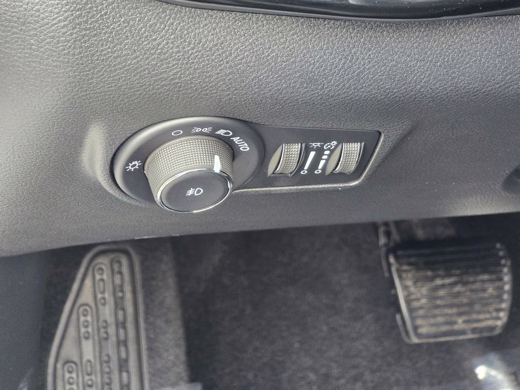 2026 Bright White Clearcoat Jeep Compass Latitude 4X4 SUV