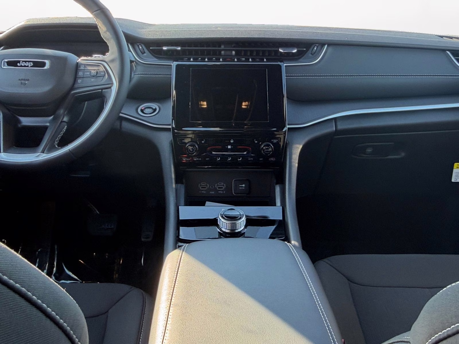 2025 Diamond Black Crystal Pearlcoat Jeep Grand Cherokee L Laredo 4X4 SUV