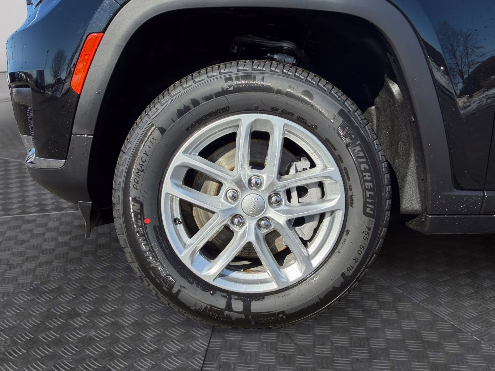 2025 Diamond Black Crystal Pearlcoat Jeep Grand Cherokee L Laredo 4X4 SUV